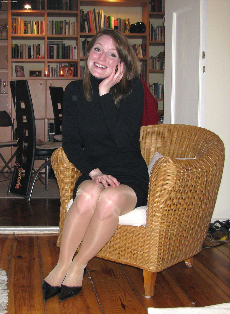 AmateursInHose's tweet photo. Chatting on her phone while wearing a black minidress, high heels and shiny #pantyhose. https://t.co/d3aeWjPfuo