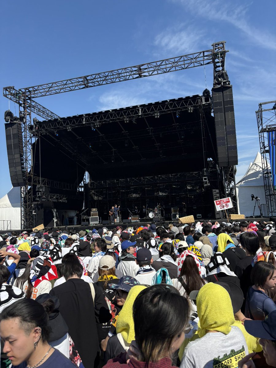 okokki's tweet photo. オトダマ初日中止で残念だったけど
２日目なんとか運営の方々の努力のおかげで開催。初銀杏、初小山田壮平でくらいました。寝っ転がりながらアーティストの音聞きながら最高な時間
銀杏は前の方で青春を振り返る最高な時間でした。来年行くので初日の赤字を別の形で応援出来るプロジェクトあれば参加 https://t.co/Lp9FmzAKK8