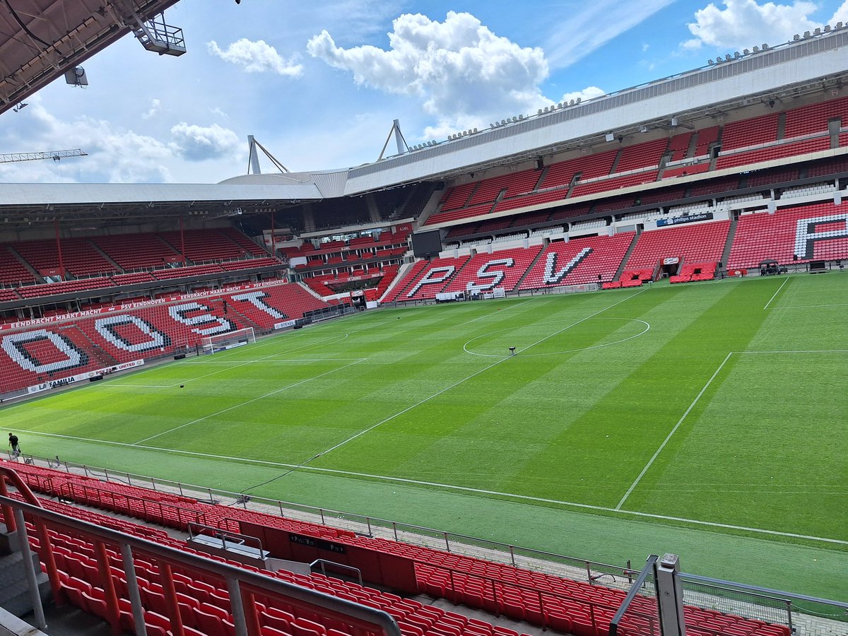 RoodwitPodcast's tweet photo. Het @PhilipsStadion word omgetoverd tot concertstadion. En dat kan allemaal omdat wij geen play-offs spelen🤪. 

Vandaag de laatste van #deRoodwitPodcast, wat MOETEN wij zeker bespreken vandaag? Zet het👇in de comments. 

#PSV #Eredivisie #Kampioen #PSVfct #FCTwente https://t.co/lWWoH8UHxE