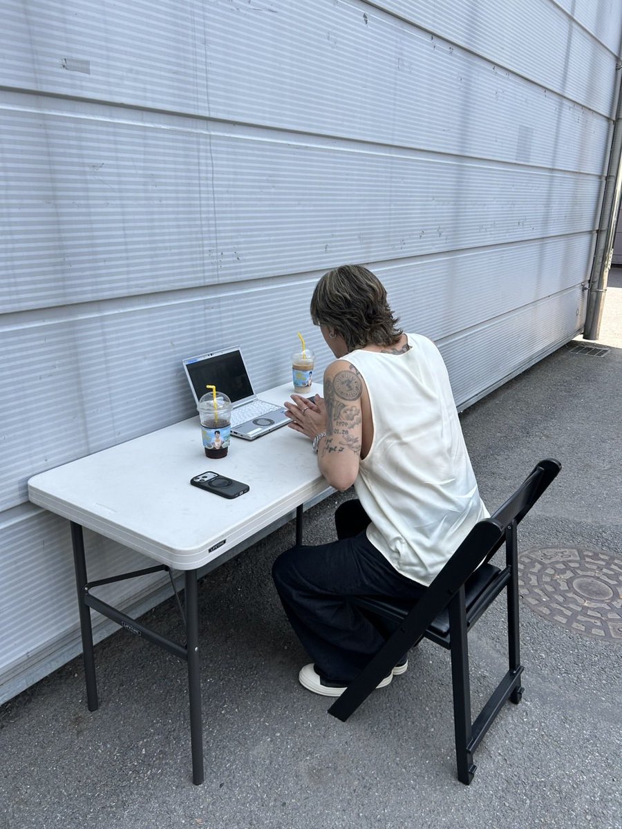KanameKawabata's tweet photo. 韓国🇰🇷での一コマ！

電波の関係で、
特設スペースにてオンライン取材受けました😊

この感じ好きw

詳細はお楽しみに。 https://t.co/CEoLOMEdBx