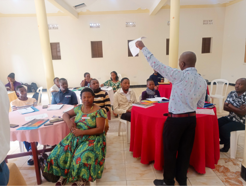 UwezoUganda's tweet photo. This week, @UwezoUganda with @palnetworkHQ and  district partners-Youth Fraternity for Change in Isingiro (@YfcUganda), and Care Community Education Centre-Child Development (@CCEDUC1) in Yumbe; are kickstarting a pre-pilot process to test the feasibility of integrating Reading, Numeracy and Social-Emotional Learning (SEL) assessments in household settings. 

The three-day training and pre-test prepares citizen surveyors to conduct another three days of household-based assessment of children aged 5–16 in host and refugee communities. The exercise will then wrap up with reflections to refine the tools, language delivery and field protocols. 

Participating in and providing technical support to this pre-pilot exercise are officials from the National Curriculum Development Centre (NCDC), an agency of Ministry of Education and Sports in Uganda🇺🇬.

#FoundationalLearning #SocialEmotionalLearning