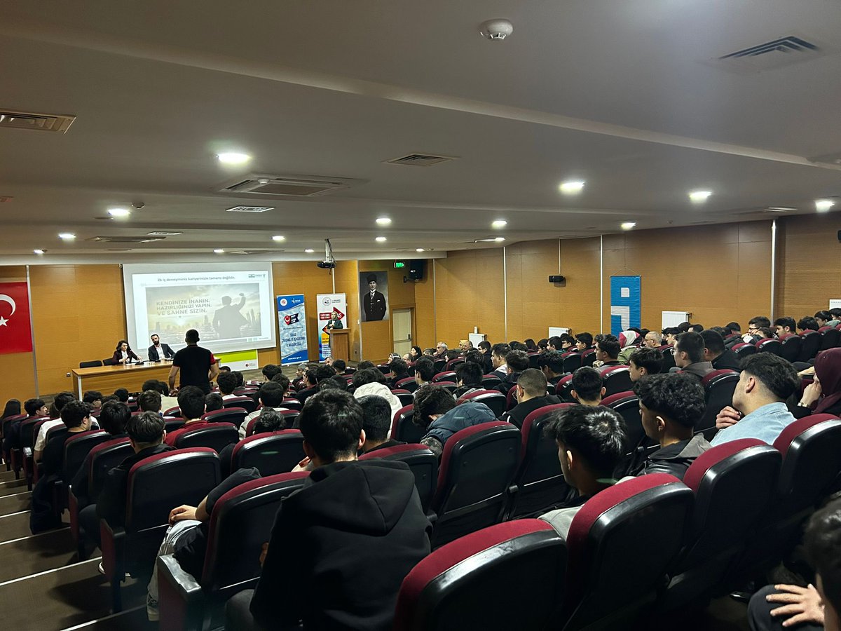 iskursivas's tweet photo. Öğrencilerimiz işe alım süreçleri hakkında merak ettiklerini bizzat uzman insan kaynakları yöneticilerinden öğrenme fırsatı buldu. Sunumların ardından konuşmacılara teşekkür belgesi takdim edildi. @TurkiyeIsKurumu #GeleceğimMeslekte https://t.co/sRj0xAuk8i
