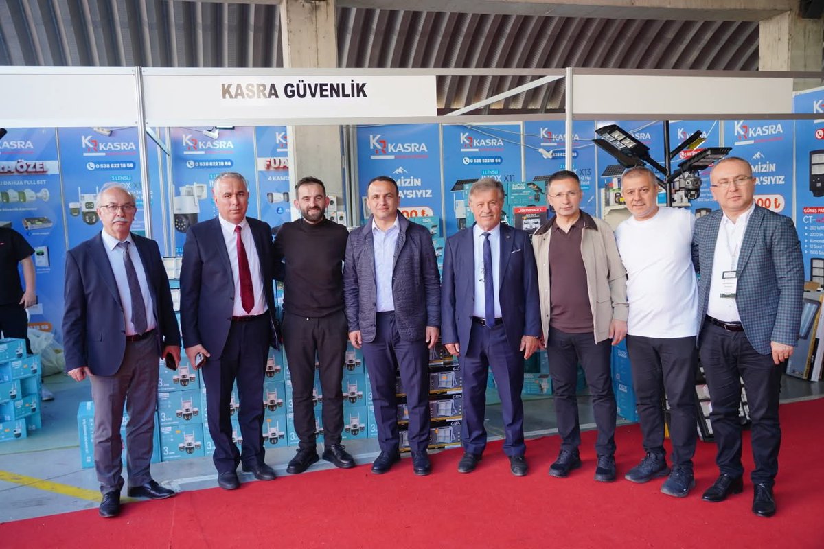 fatsabeltr's tweet photo. 2. KARADENİZ ORDU TARIM, HAYVANCILIK VE FINDIK FUARI YOĞUN KATILIMLA TAMAMLANDI

13 Mayıs tarihinde kapılarını açan ve dört gün boyunca ziyaretçilerini ağırlayan 2. Karadeniz Ordu Tarım, Hayvancılık ve Fındık Fuarı, yoğun katılım ve büyük ilgiyle sona erdi. Fatsa Kapalı Pazar Yerinde  düzenlenen organizasyonda 175 firma ve  110 marka yer alırken, fuarı 50 binin üzerinde kişinin ziyaret ettiği açıklandı.

Karadeniz’in tarım potansiyelini bir kez daha gözler önüne seren fuar, üreticiler, çiftçiler, sektör temsilcileri ve vatandaşları aynı çatı altında buluşturdu. Tarım teknolojilerinden hayvancılık ekipmanlarına, fındık sektörüne yönelik yeniliklerden modern üretim çözümlerine kadar birçok alanda tanıtımlar gerçekleştirildi.

FATSA TARIMIN MERKEZİ OLDU

Fuar boyunca Türkiye’nin farklı şehirlerinden gelen firmalar ürün ve hizmetlerini tanıtma fırsatı bulurken, çiftçiler de yeni teknolojiler ve üretim modelleri hakkında bilgi aldı. Özellikle bölge ekonomisinin temel taşlarından biri olan fındık sektörüne yönelik stantlar yoğun ilgi gördü.

Fatsa Belediye Başkanı İbrahim Etem Kibar yaptığı açıklamada, fuarın yoğun ilgi ve büyük memnuniyetle tamamlandığını belirterek şu ifadeleri kullandı:

“Toprağın bereketini, üretimin gücünü ve alın terinin kıymetini aynı çatı altında buluşturan 2. Karadeniz Ordu Tarım, Hayvancılık ve Fındık Fuarı’nı büyük bir mutlulukla tamamladık. Türkiye’nin dört bir yanından gelen kıymetli firmalarımız, üreticilerimiz ve çiftçilerimizle bir araya gelmenin gururunu yaşadık.”

2027 İÇİN ŞİMDİDEN HEYECAN BAŞLADI

Başkan Kibar, çiftçinin emeğini büyüten ve üretimi güçlendiren her çalışmanın memleketin geleceğine yapılan önemli bir yatırım olduğunu ifade ederek, Fatsa’nın böylesine güçlü bir organizasyona ev sahipliği yapmasının gurur verici olduğunu söyledi.

Fuara katkı sunan kurumlara, firmalara, üreticilere ve yoğun ilgi gösteren vatandaşlara teşekkür eden Kibar, bu yıl oluşan ilgi ve memnuniyetin şimdiden 2027 yılında düzenlenmesi planlanan 3. fuar için büyük bir heyecan oluşturduğunu belirtti.

Karadeniz Bölgesi’nin tarım ve hayvancılık alanındaki gücünü ortaya koyan fuarın, önümüzdeki yıllarda daha kapsamlı ve daha büyük organizasyonlarla devam etmesi hedefleniyor.