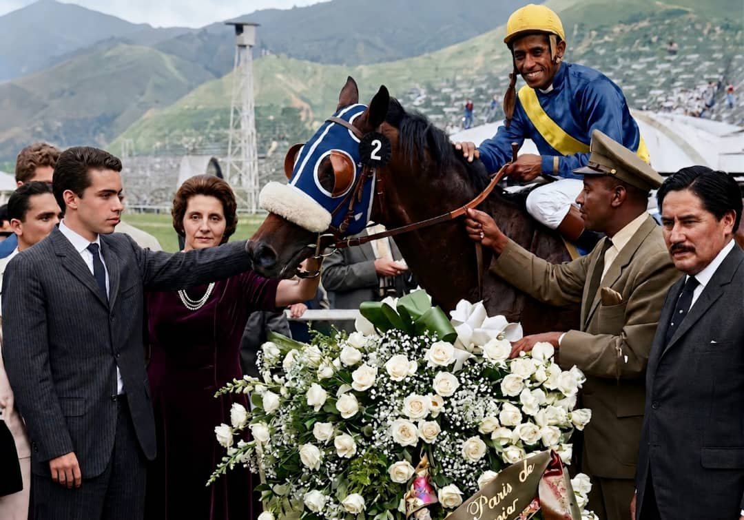 blindadosalas1's tweet photo. #Hipismo #RecordarEsVivir El 18/05/1963 el inolvidable POLIZÓN 🇻🇪 con #ElNegro JUAN EDUARDO CRUZ 🇨🇱 en la silla, ganó su 15° carrera en 1.200 Mts. #SéptimaSerie Detuvo el #TeleTimer en 71⅗ Récord para Nacionales.
Data y foto: @JLDangeloDuran Colorizada por @blindadosalas https://t.co/9k1LeKOcsO