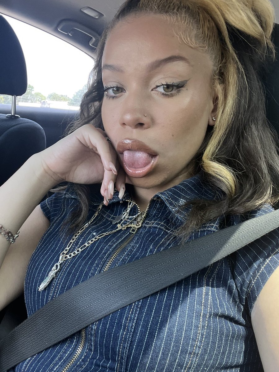 Ms. Macyn ♛ tweet media