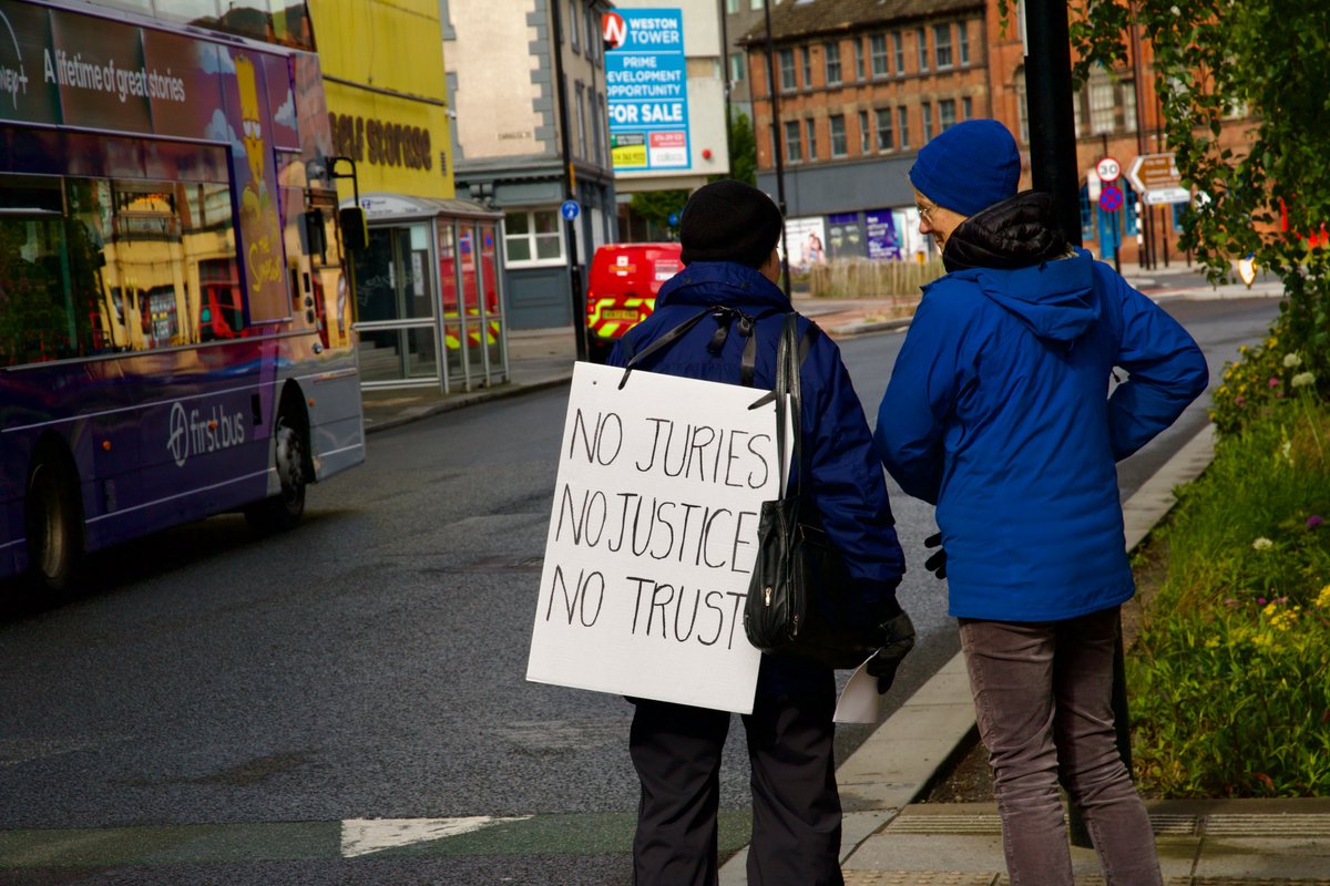 DefendOurJuries's tweet photo. No juries, no justice, no trust.

The Government say removing juries will speed up courts but estimates show 2 year back logs may only be reduced by a week. The right to a fair trial is more important.

In Sheffield campaigners say: People need juries &amp; people need justice! https://t.co/1Wssr8Rmbp