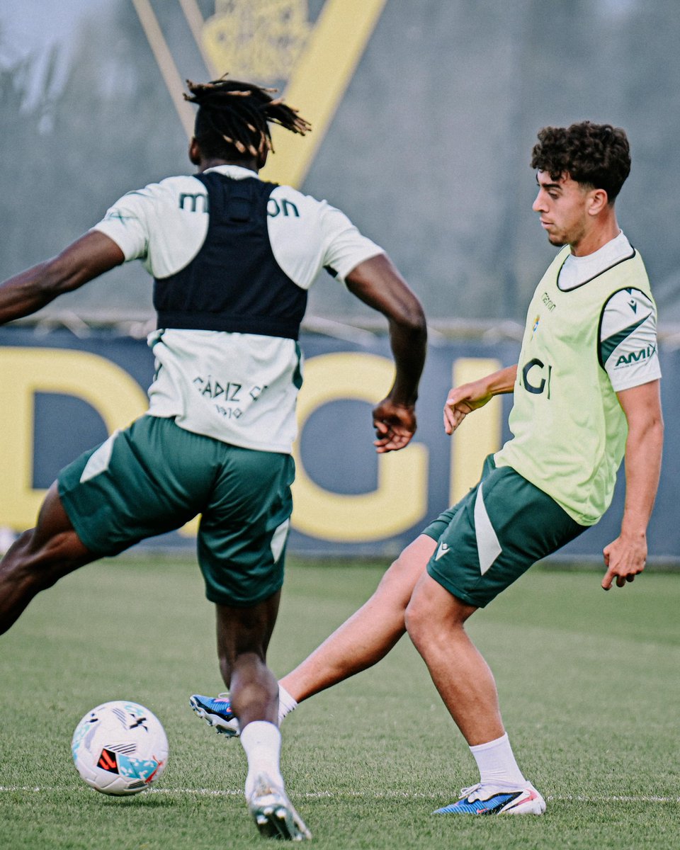 Cadiz_CFCantera's tweet photo. #CanteraCadista💛💙

👉𝑪𝒆𝒔𝒂𝒓 𝑫𝒊𝒂𝒛, 𝑨𝒍𝒆𝒙 𝑩𝒆𝒍𝒕𝒓𝒂𝒏, 𝑷𝒂𝒃𝒍𝒐 𝑨𝒓𝒂𝒏𝒂 𝒚 𝑹𝒖𝒃𝒆𝒏 𝑹𝒖𝒃𝒊𝒐 se han ejercitado con el primer equipo en el día de hoy.

¡Enhorabuena! 💛 https://t.co/85Lb7FLhhO