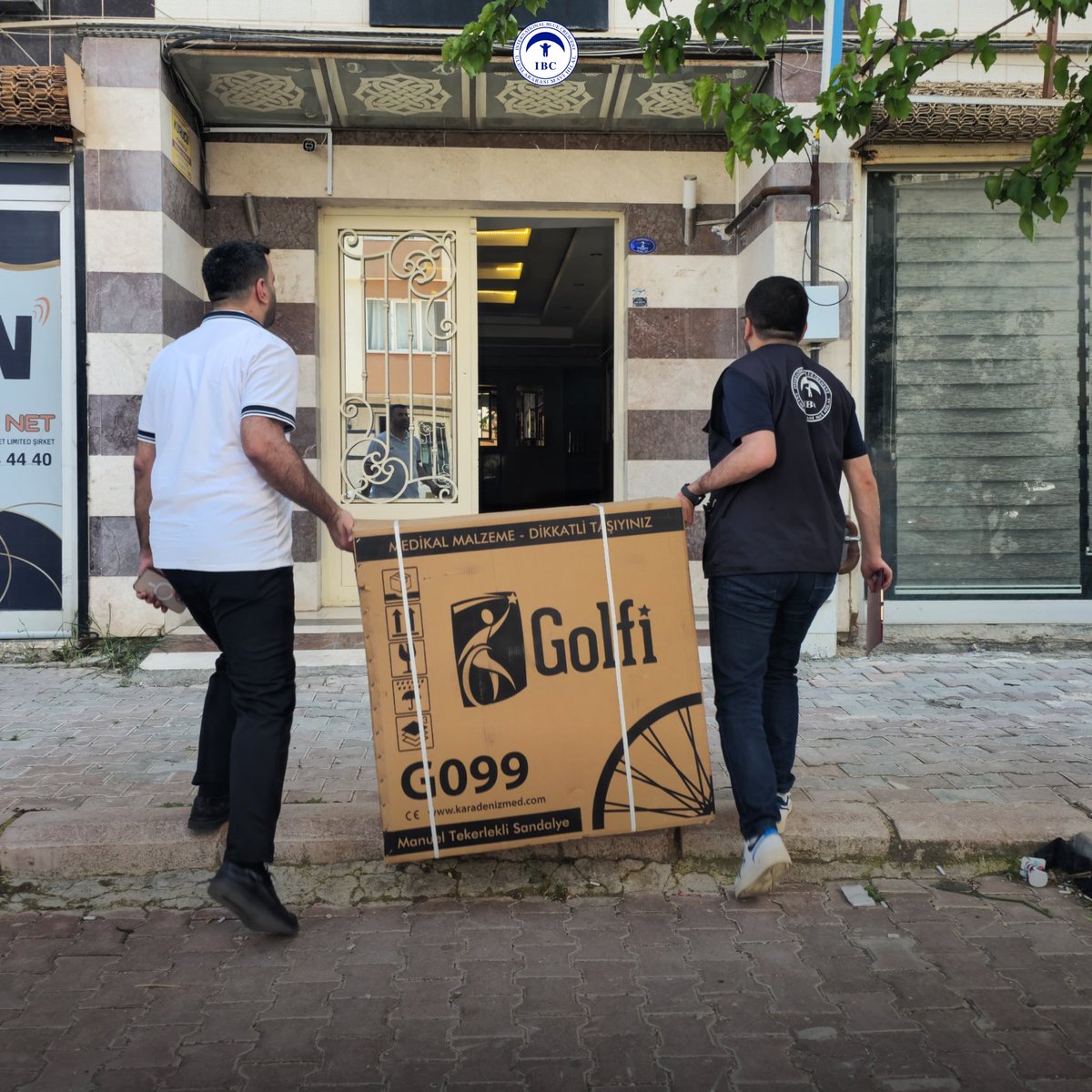 IBC_TR's tweet photo. Kilis Belediyesi ile Anlamlı İş Birliği

Vakfımız, Kilis Belediyesi ile yürütülen iş birliği kapsamında, özel gereksinimli kadın danışanımızın ihtiyacına yönelik yeni bir manuel tekerlekli sandalye temin etti.

Kurumlar arası güçlü koordinasyon sayesinde danışanımızın sosyal hayata yeniden katılımına destek olunurken, dayanışmanın özel gereksinimli bireylerin yaşam kalitesini artırmadaki önemi bir kez daha vurgulandı.