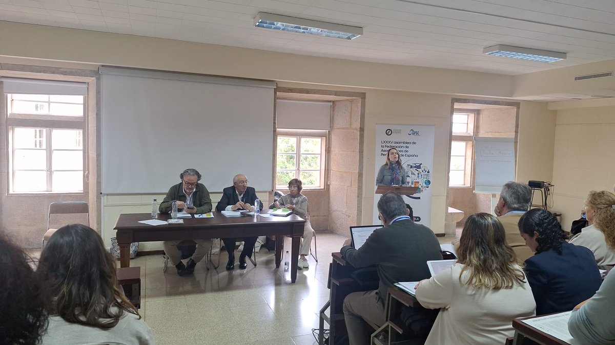 APAE_informa's tweet photo. La presidenta de APAE, Lourdes Zuriaga, asistió en Santiago de Compostela a la Asamblea General de la @fape_fape

Desde APAE felicitamos a Carmen del Riego y a la nueva Junta Directiva, a quienes deseamos muchos éxitos en esta nueva etapa. https://t.co/5iVngJEIAZ