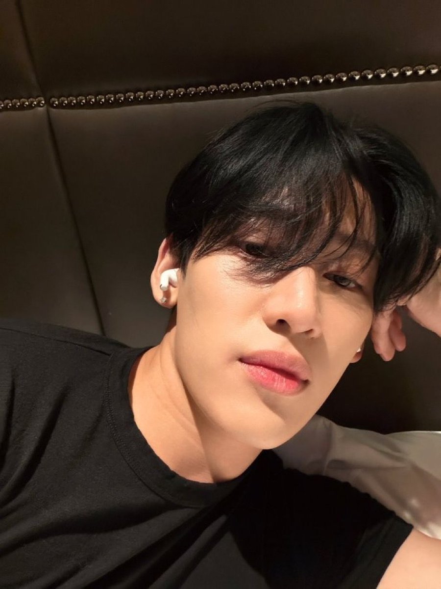 BamBam dropping a new selfie and he is ABSOLUTELY AMAZING