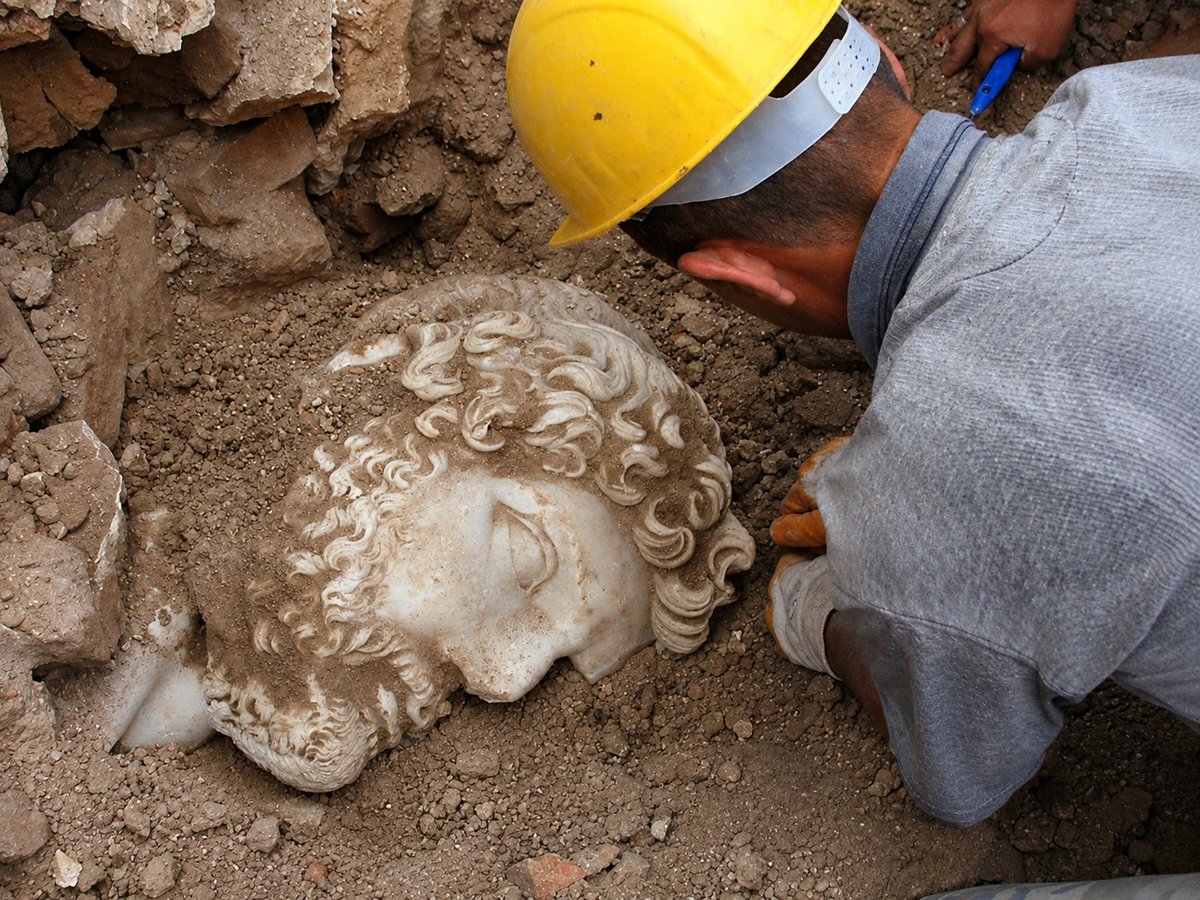 Anatolian2023's tweet photo. At the ancient city of Sagalassos, archaeologists carefully brought to light the monumental head of Roman Emperor Hadrian. https://t.co/ecJiwFJIux
