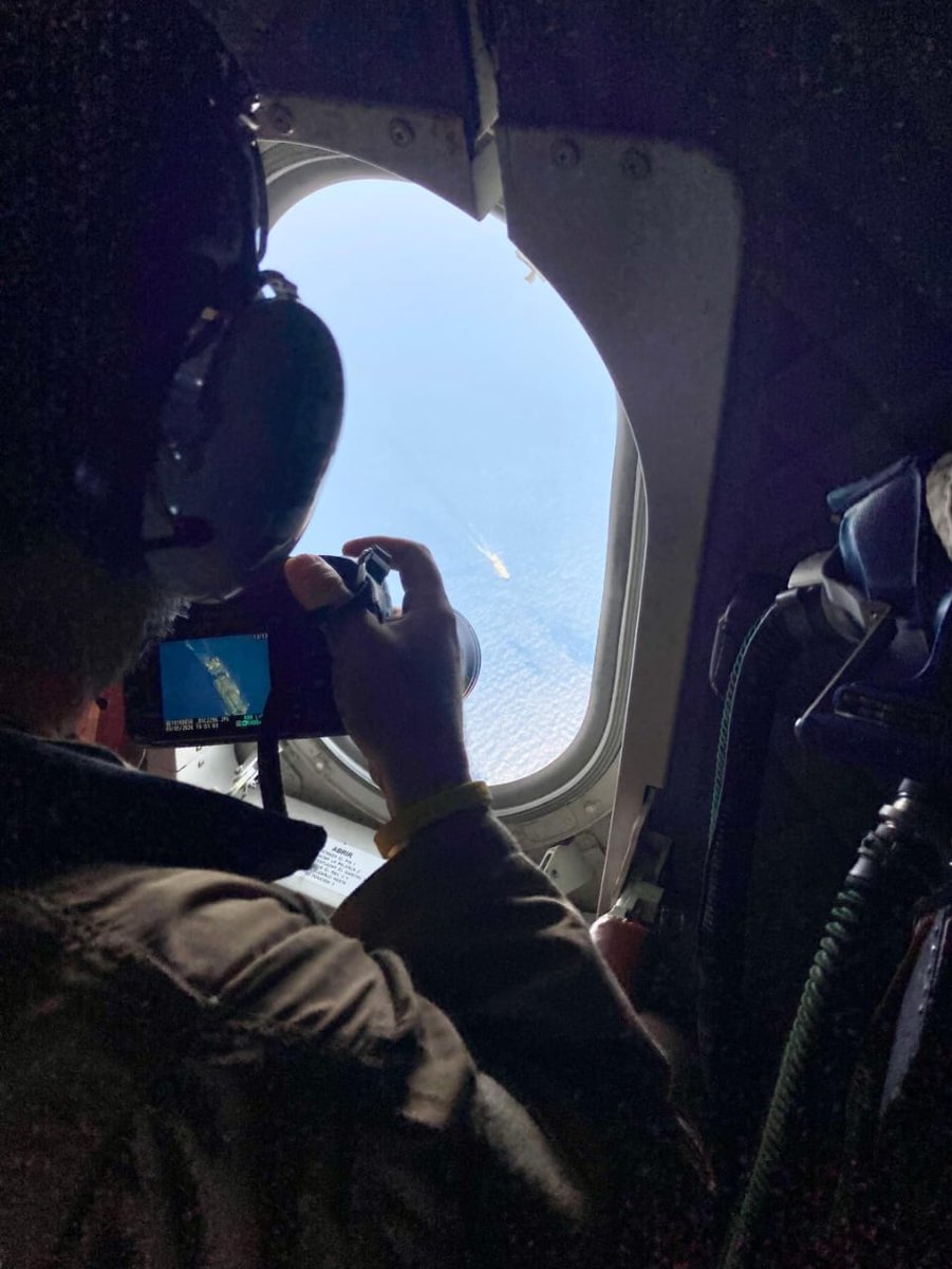 EMADmde's tweet photo. 🛩️#FelizMiércoles desde #Somalia, donde el CN-235 del #DATOrion patrulla en las costas de este país, en el marco de la #OperationAtalanta, para garantizar la seguridad marítima.
La misión exige cooperación y flexibilidad; la cooperación con la base francesa @BaseAerienne188 optimiza recursos y acelera la respuesta ante emergencias alineando procedimientos.
Sumamos capacidades para la estabilidad mundial. #MOPS @EjercitoAire @EUNAVFOR