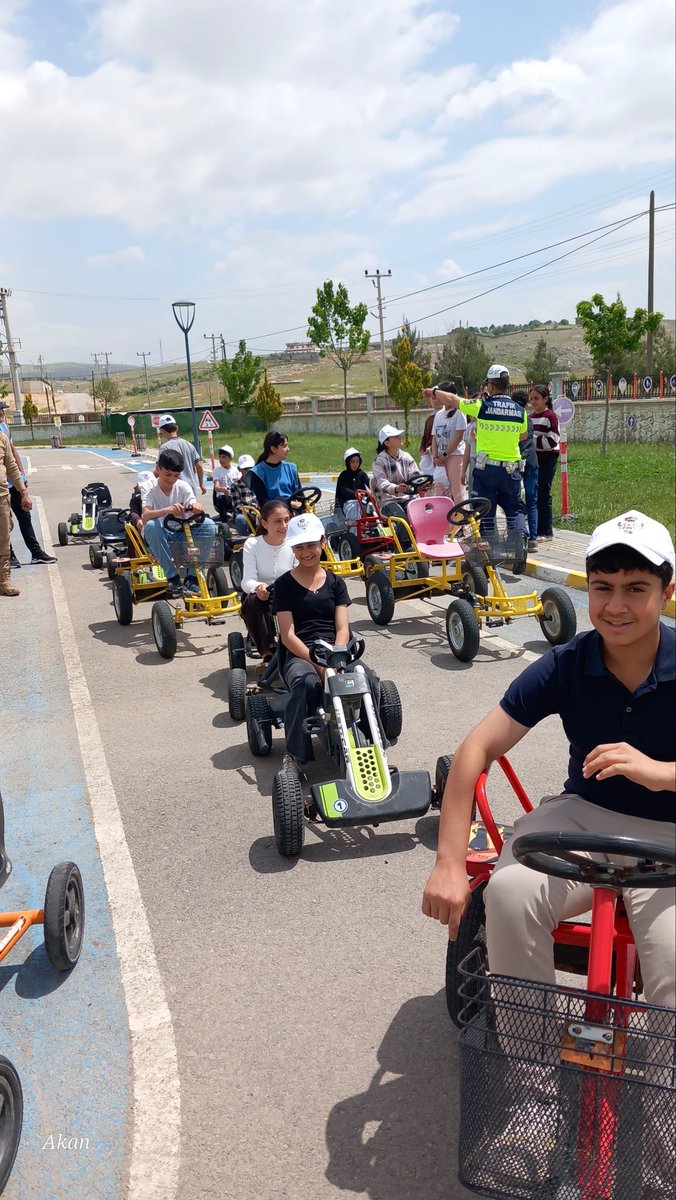 YesilliAtaturk's tweet photo. Öğrencilerimiz Mardin Çocuk Trafik Parkına giderek yetkili personellerden trafik eğitimi almanın yanında doyasıya eğlendiler.  Emeği geçen tüm yetkililere teşekkür ederiz. @mebtegm @Mardin_Valiligi @mardinilmem @Yesillimem1 @MstfaKAHRAMAN @nergizramazan https://t.co/sRb9MIt9DM