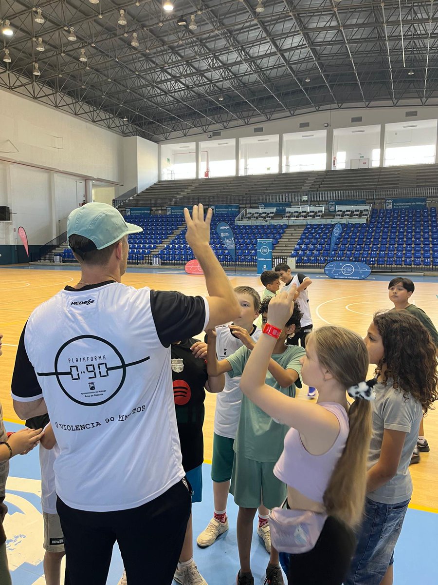 plataforma090's tweet photo. El #Torneo090 ⚽️ ha unido a los colegios José Bergamín y Luis Braille en una jornada de #deporte y #valores en el Pabellón Queipo de Llano. Los alumnos 👧🧑 compartieron una jornada con el foco en el comportamiento ético con diferentes dinámicas lúdicas 🤸‍♀️  
#OViolencia90minutos https://t.co/S0XxvA1IkY
