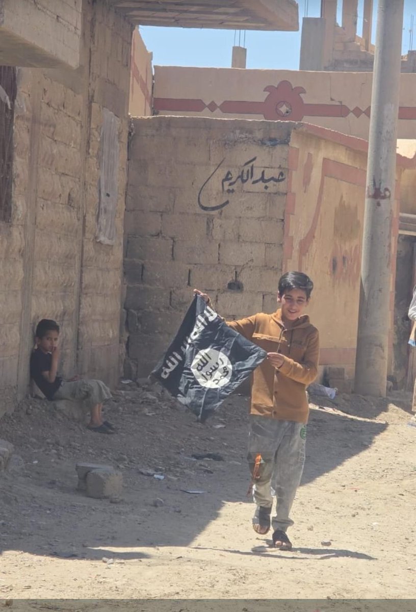 Judy20255's tweet photo. Welcome to Deir ez-Zor, Syria
Children and ISIS flags 👌
#Terrorist_Damascus_Government
#IsisIsback https://t.co/x4gCIkkOQE