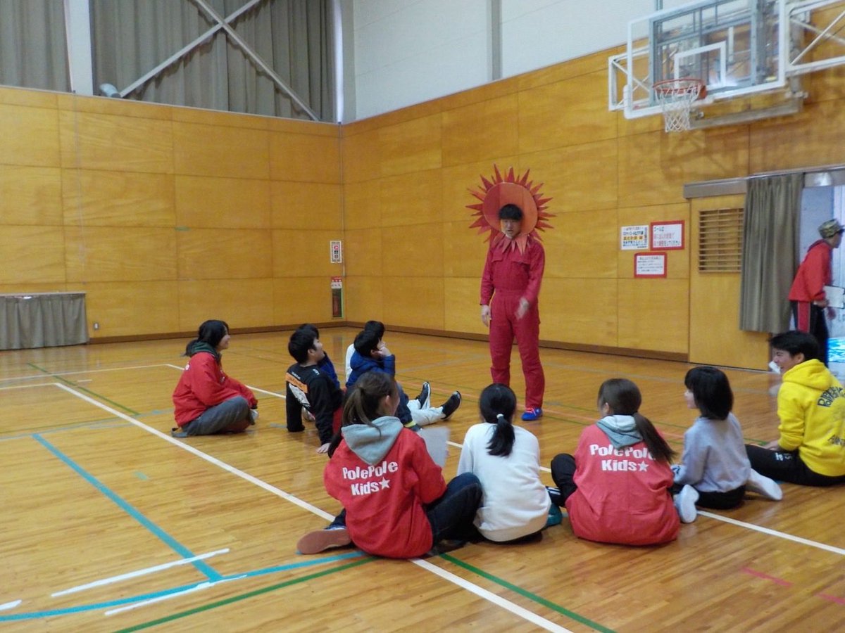 pole_toridai's tweet photo. 3月7日に3月ひろばがありました🌞

3月ひろばではみんなで陣取りゲームをして、それぞれの種目ごとに玉入れや魚釣り🎣、ボール運びを競いました😆✨仲間たちと陣を取り合う姿はまさに小さな戦国絵巻⚔️！！

#鳥取大学 #ポレポレキッズ #polepolekids  #子ども大好き #青少年育成団体 https://t.co/Da3t1wXTxp