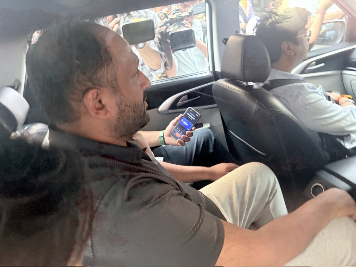 AAPGauravSingh's tweet photo. जो झुकने से इंकार करे, जो सत्ता के दबाव में बिकने से मना करे उसे डराने के लिए ED का इस्तेमाल किया जाता है।

लेकिन याद रखिए @ArvindKejriwal के सिपाही डरते नहीं, लड़ते हैं। https://t.co/wVO6Qah9Te