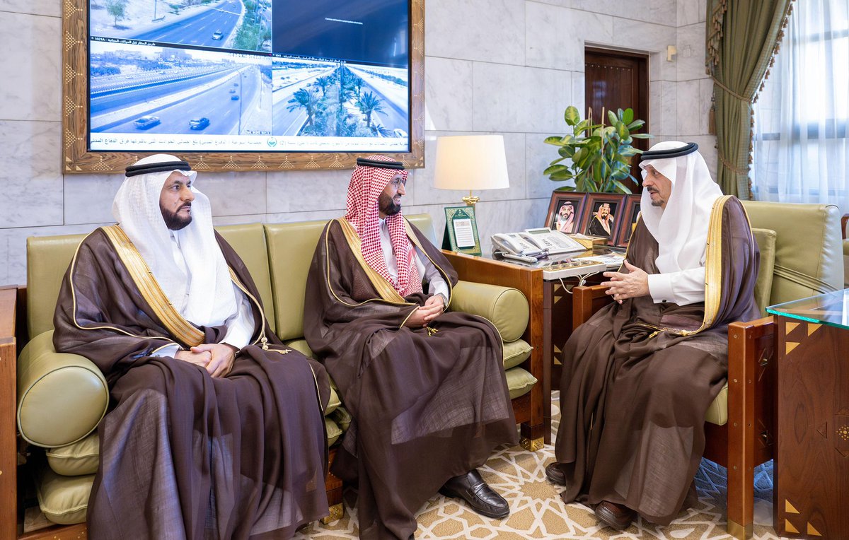 emara_alriyadh's tweet photo. سمو أمير منطقة #الرياض يستقبل الرئيس التنفيذي للهيئة العامة للغذاء والدواء. 
https://t.co/FBKsp4OvGF

#إمارة_منطقة_الرياض https://t.co/ohuUrocM3T