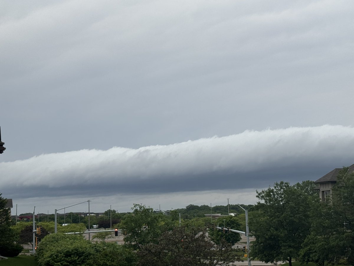 JustinKelso's tweet photo. The sky ain't right for 6 AM in West Des Moines. Is this low level wind shear? @ReedTimmerUSA https://t.co/NQ0l9inp2C