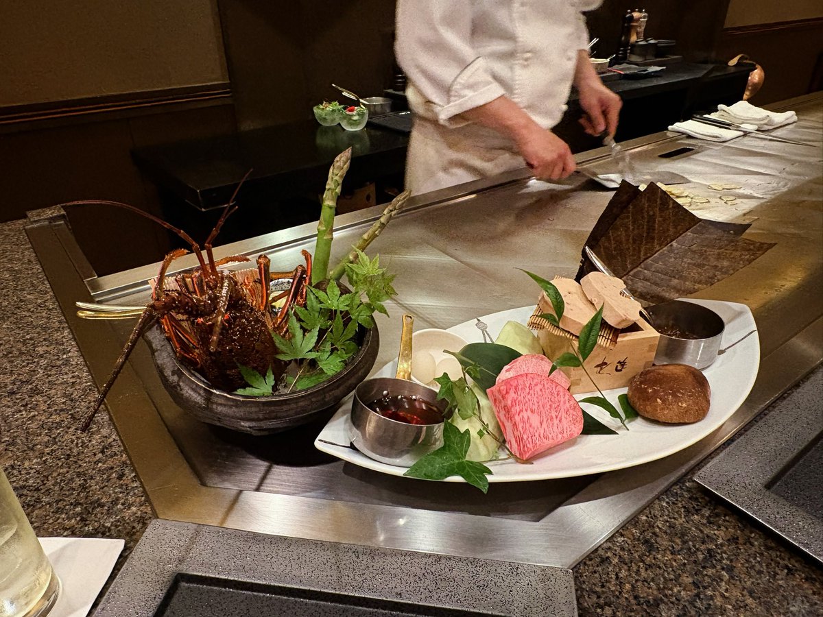 OR_KaRin22's tweet photo. 記念日だったので五つ星ホテルの鉄板焼きを食べに行ってきたよ……これまでの人生で一番高級なディナーで緊張した〜〜伊勢海老、近江牛、フォアグラ……お料理全部美味しすぎた🍽️😭💖デザートの後さらにサプライズが出てきたりして凄く良い思い出になりました〜〜英国風ホテル楽しかったまた行きたい🏨 https://t.co/J8l13pgWBg