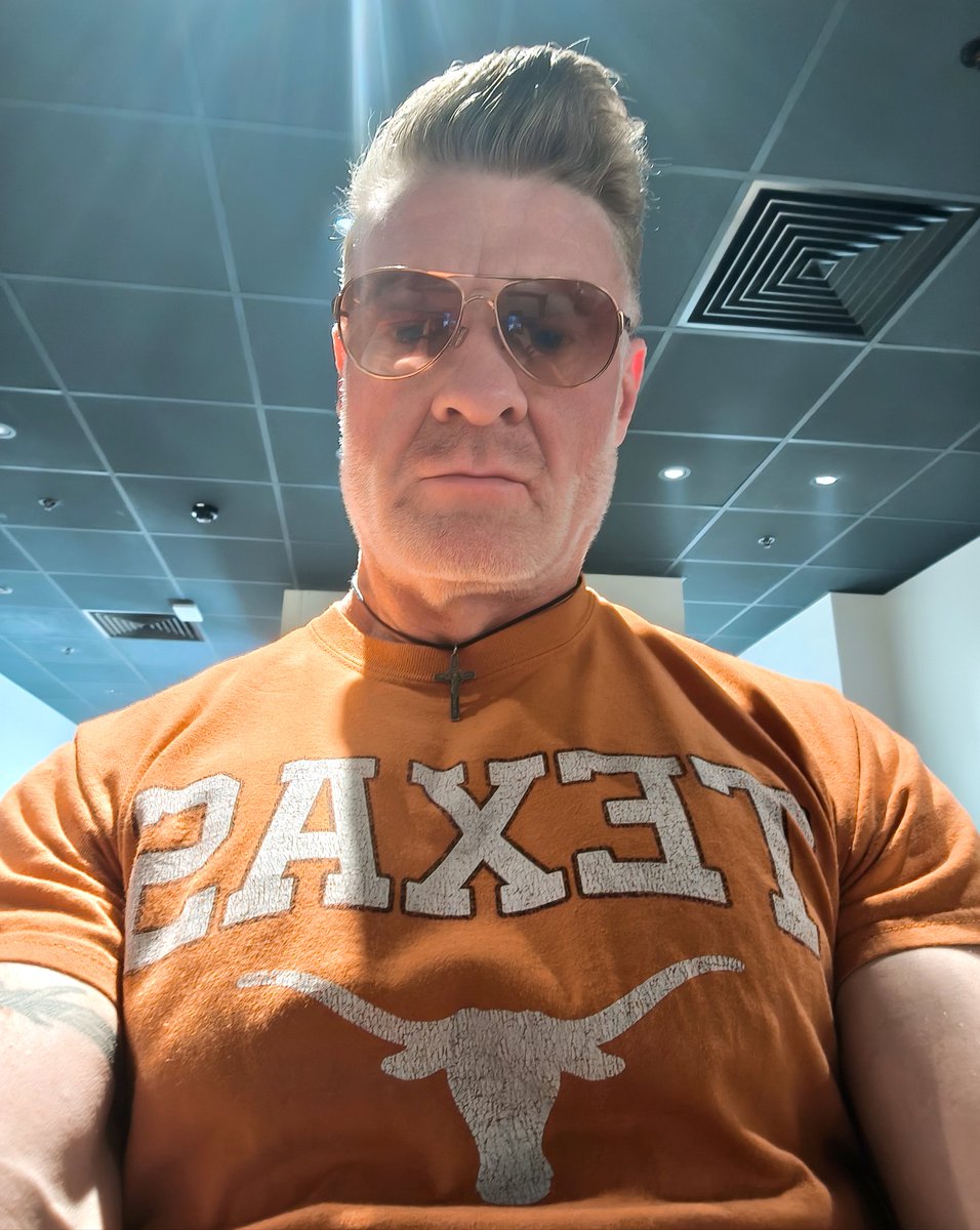 jaydmourinho's tweet photo. For your afternoon tea.
When one's wearing sunglasses indoors,it's been a LONG weekend.
#Manchester ♥️
#HookEm 🤘
#gohardorgohome 💪 https://t.co/PuIs49oh1o