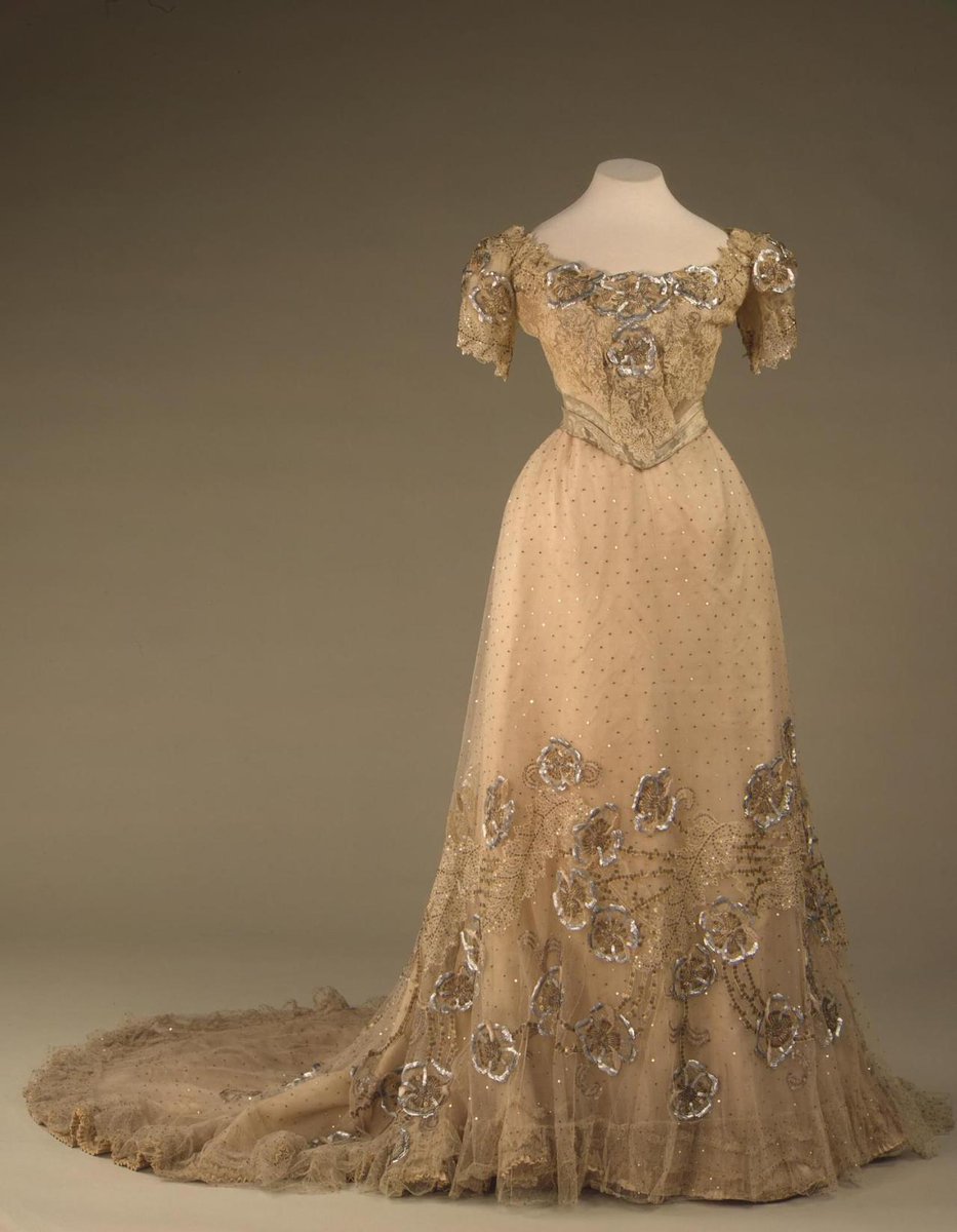 Evening dress of Empress Alexandra Feodorovna, 1900s. State Hermitage  Museum.