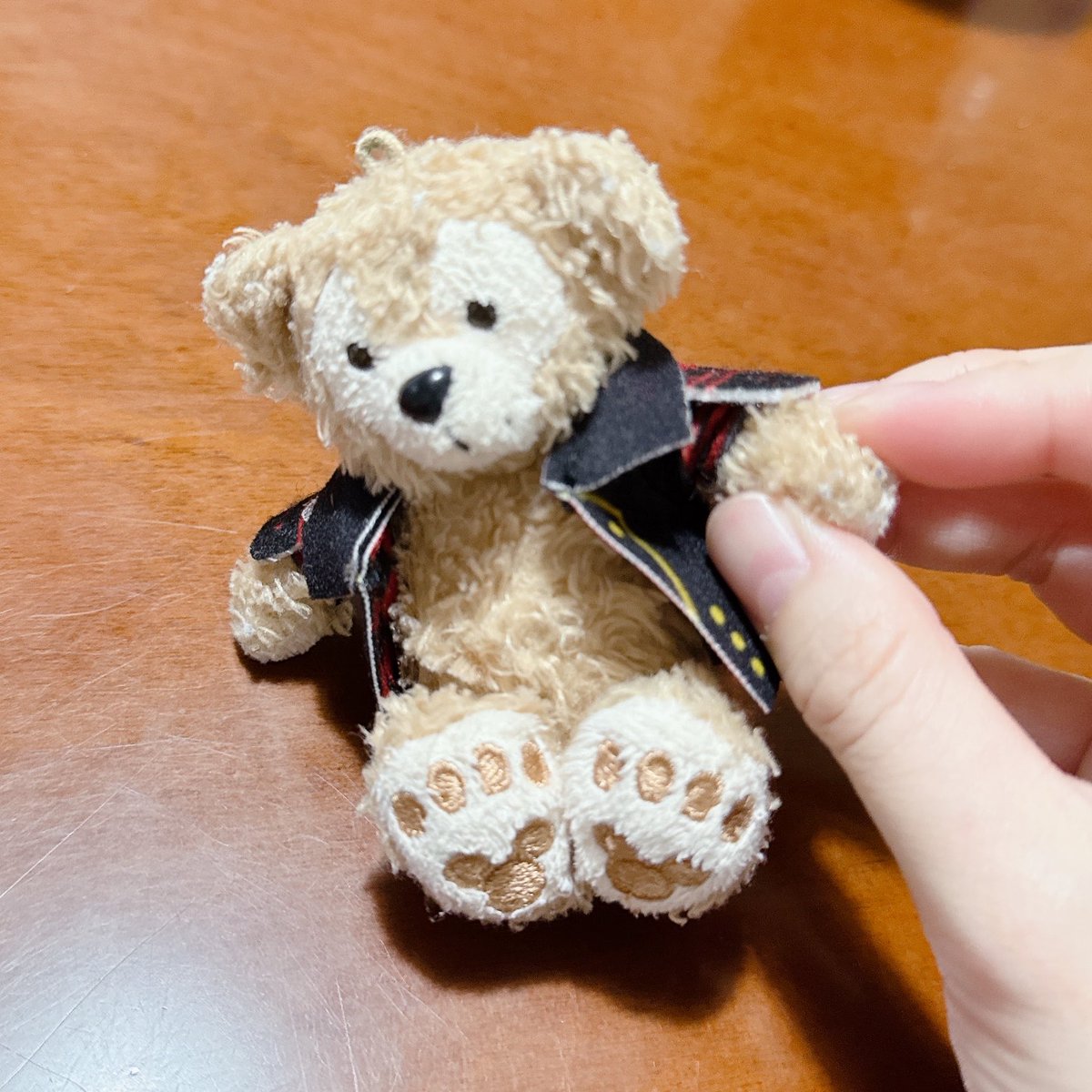 anzu_sandy's tweet photo. 指の上わんぱく加州の上着外してたの、まさかのマスコットダッフィーちゃんにぴったりだった…インナーとマフラーこしらえるか… https://t.co/OfXY87BPGh