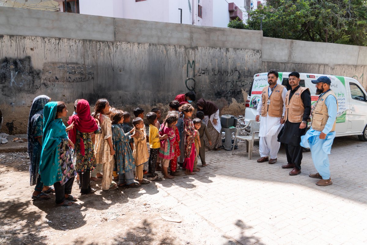 PolioFreeSindh's tweet photo. Sindh EOC continues vaccinating street children and underserved populations during the #Polio Booster Dose campaign in #Karachi.At #LillyBridge, children happily received their doses. #EndPolioNow #PolioFreeSindh https://t.co/7TnQMJPuWG