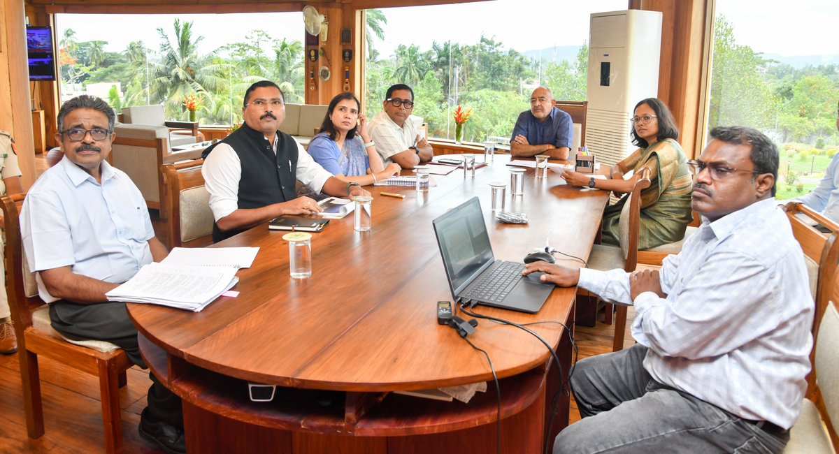 MediaRN_ANI's tweet photo. #Gateway2IndoPacific
#IndianOceanRegion
@Admiral_DKJoshi reviewed a presentation made by @EngineersAPWD at #LokNiwas regarding the proposed redevelopment of #MarineHill Circuit House at #SriVijayaPuram which is being planned to meet global international standards. #CSANI and Snr. Officers of @Andaman_Admin were present.