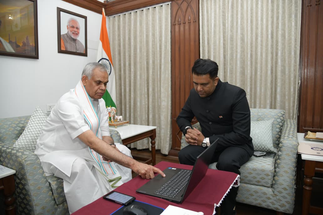 InfoGujarat's tweet photo. રાજ્યના નાગરિકોને 31 મે સુધીમાં ‘સ્વ-ગણતરી’ પ્રક્રિયામાં સક્રિયપણે ભાગ લેવા માન. રાજ્યપાલશ્રીનો અનુરોધ...

માન. રાજ્યપાલ શ્રી આચાર્ય દેવવ્રતજીએ ગાંધીનગર સ્થિત લોકભવન ખાતેથી ઓનલાઈન ડિજિટલ પ્લેટફોર્મનો ઉપયોગ કરીને સ્વ-ગણતરીની પ્રક્રિયા સફળતાપૂર્વક પૂર્ણ કરી...

આ પ્રસંગે રાજ્યના વસ્તી ગણતરી સંચાલન નિયામક શ્રી સુજલ મયાત્રાએ માન. રાજ્યપાલશ્રીની સૌજન્ય મુલાકાત લીધી અને તેઓને આ વખતની સંપૂર્ણ ડિજિટલ તેમજ સુરક્ષિત જનગણના પ્રક્રિયાની તક્નીકી વિગતોથી માહિતગાર કર્યા...

સશક્ત અને સમાવિષ્ટ વિકસિત ભારતના નિર્માણ માટે સચોટ અને સમયસરની માહિતી અનિવાર્ય છે. નાગરિકોની સક્રિય ભાગીદારી જ આ મહાઅભિયાનને સફળ બનાવશે : રાજ્યપાલશ્રી

વસ્તી ગણતરી-2027માં પ્રથમ વખત નાગરિકો ગમે ત્યાંથી પોતાની માહિતી જાતે ઓનલાઇન સબમિટ કરી શકે તે માટે ‘સ્વ-ગણતરી’ પદ્ધતિ રજૂ કરાઈ છે. ગુજરાતમાં આ ગણતરી 31 મે, 2026 સુધી સત્તાવાર વેબપોર્ટલ https://t.co/8EJNhC3CUF પર ઉપલબ્ધ રહેશે, જ્યાં નાગરિકો આપેલા માર્ગદર્શન મુજબ પોતાની વિગતો ઓનલાઈન ભરી શકશે...

#Census #GujaratGovernment