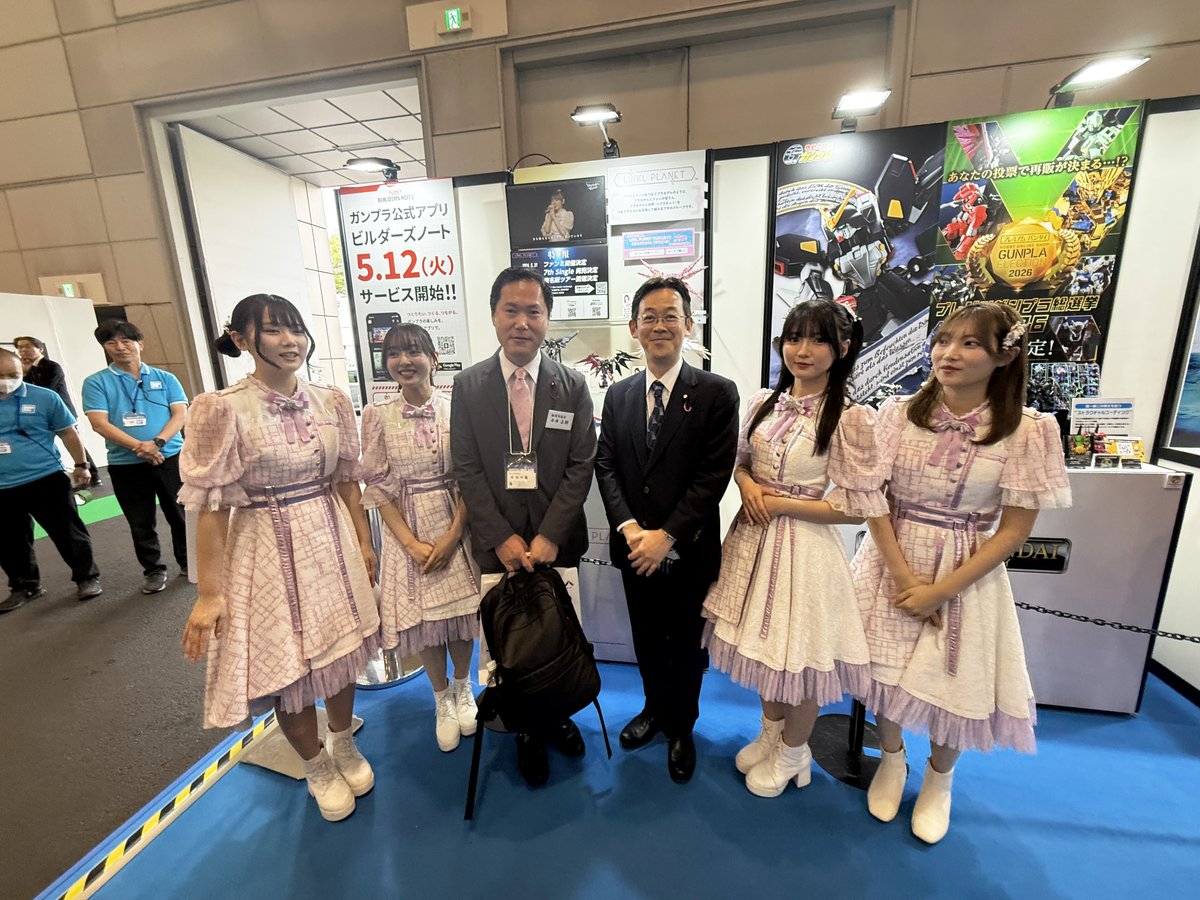 KenAkamatsu's tweet photo. 先週末は静岡へ。静岡はプラモデル企業のメッカであり、今回はMOKEI（模型）文化推進議員連盟として、まず「静岡ホビーショー」を視察。岸田文雄最高顧問と上川陽子会長を中心に、タミヤやバンダイの展示ブースを見て回りました。
https://t.co/IqtyUTUM93
（※終始ニコニコ嬉しそうな赤松）
https://t.co/ohgjGkuk4L
マクロスのバルキリーが、戦闘機（ファイター）からガウォーク形態を経て、ロボット（バトロイド）状態にまで変形することを、お二人に説明。それが更に隣のアーマード・バルキリーに！この興奮伝われ！！（私の興奮度だけは、お二人に伝わった模様）

またガンダムのブースでは、大ヒット中の『閃光のハサウェイ キルケーの魔女』のΞガンダムやペーネロペー、そしてジークアクスから赤いガンダムなど素晴らしい完成品が展示され、個人的には大満足。
チケットや会場規模の問題など課題はあるようでしたが、これだけの盛り上がりパワーがあるイベントは珍しいと思うので解決できると思えるし、応援していきたいですね。