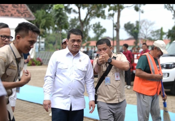 FadaliHalawa1's tweet photo. Presiden Republik Indonesia Prabowo Subianto resmikan 1.061 unit koperasi Desa/Kelurahan Merah Puh (KDKMP) yg tersba di Jawa Tengah dan Jawa Timur (16/5/2026)
@YandriSusao 
@ArizaPatria 
@KemensetnegRI https://t.co/xOyH5KPzh2