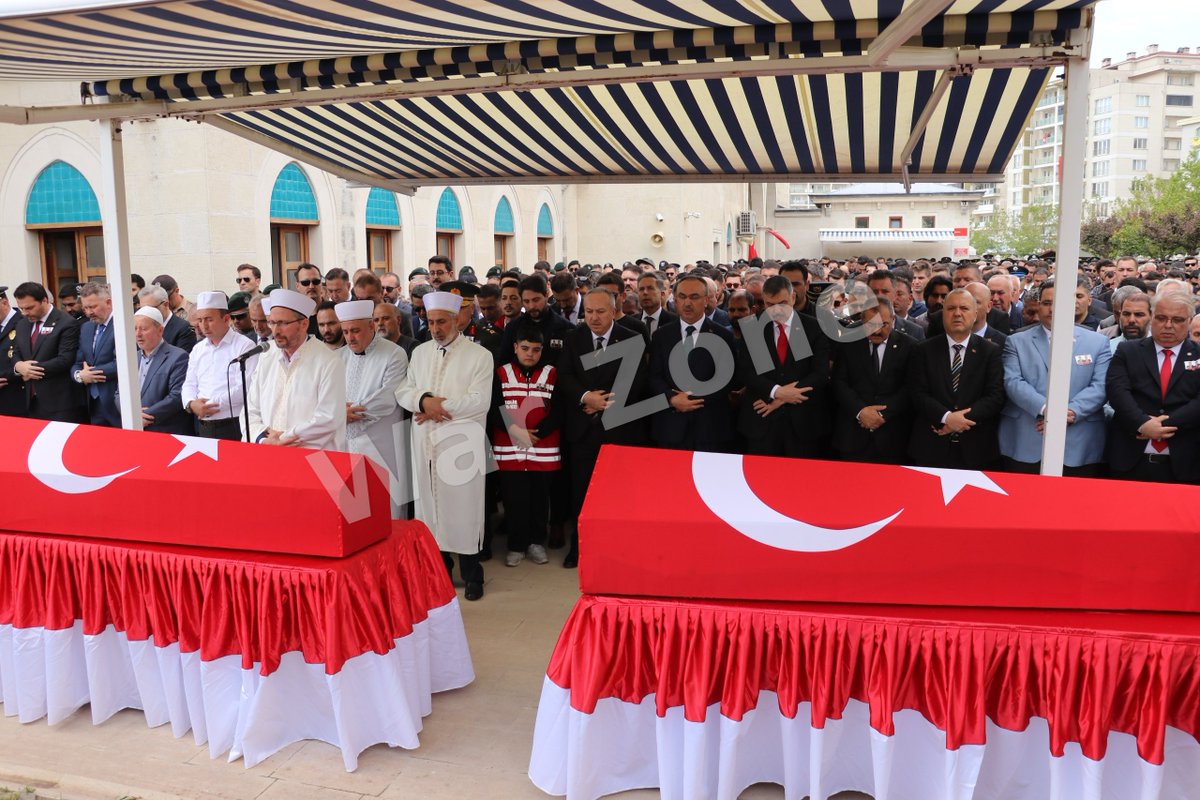 2026WarZone's tweet photo. Tekirdağ'da şehit olan polis memurları Erkan Tütüncüler ve Emrah Koç, son yolculuklarına uğurlandı. Törene katılanlar, kahraman polislerin anısını yaşatmak için bir araya geldi. https://t.co/R3SxHpX3QP