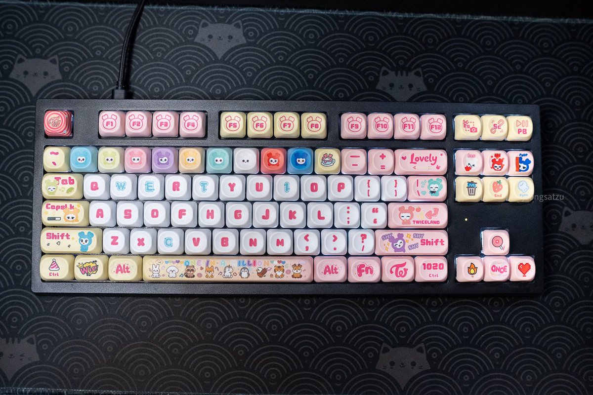 jeongsatzu's tweet photo. Just gotten around to using the new #TWICE keycaps! I usually use black keyboard setups but now considering getting a white frame just for this 😭

Super thank you @ayoonzino for hosting this GO!! Sana next time may pa-desk mat sila! Char! Naghahanap pala ng gastos

#ayigatnx https://t.co/lEguezP4CE