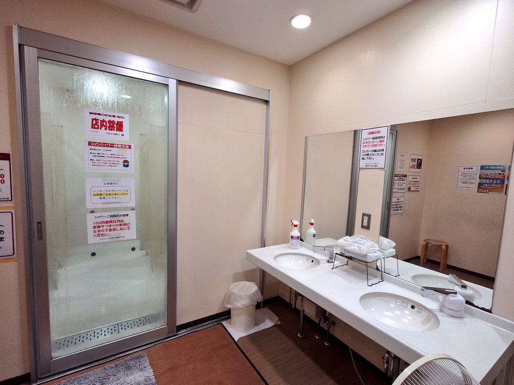 truck_bowwow's tweet photo. 新東名の某PAでシャワー🚿
月曜だからか誰もいなかったけど
シャワーはカーテンで仕切られていて、互いに足の部分だけ見える構造。
床は雄のものが色々混ざり合ってる感じ(？)
目立たないとこにあるからドライバー率99%だぜ。 https://t.co/B0qsOADlVZ