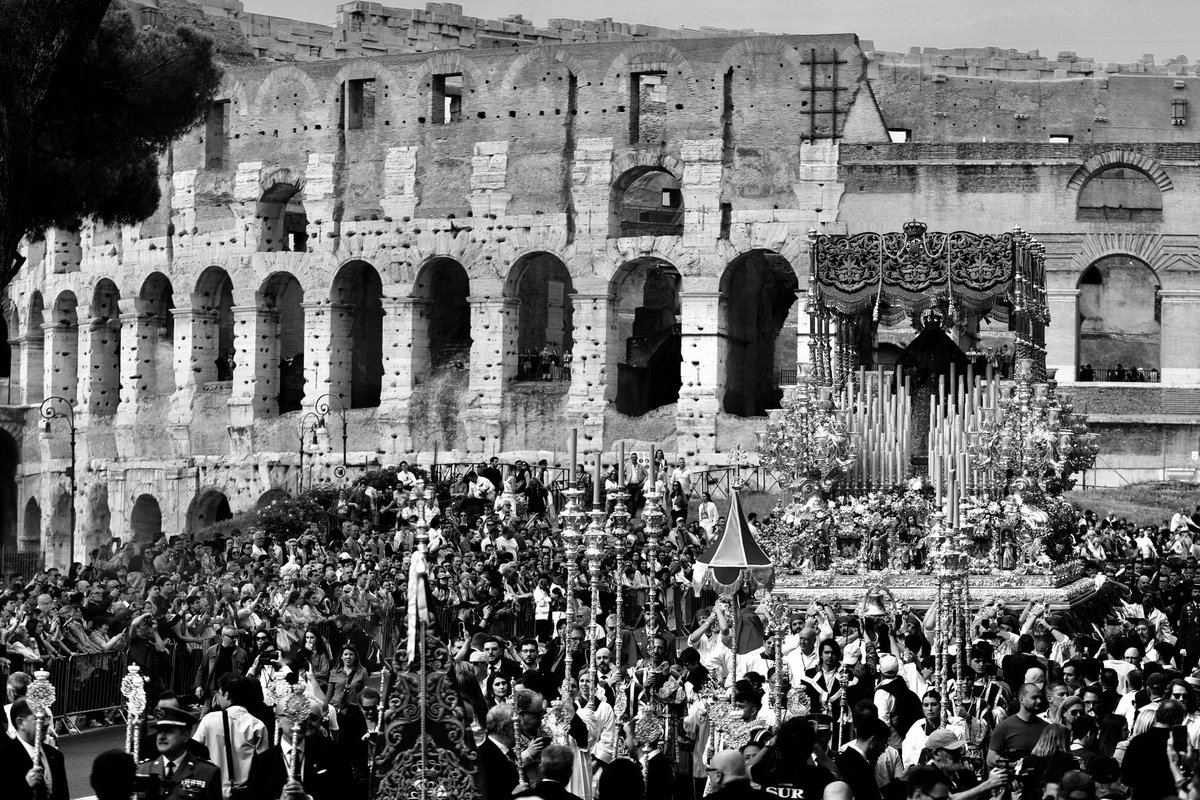 alexzeaphoto's tweet photo. Un año después de la gran procesión de Roma, ve la luz este foto libro. Cuesta tanto resumir en imágenes todo lo vivido en aquella experiencia única. 
Fe y devoción, al ver a la Esperanza por las calles de Roma.
Y en la mejor compañía de @Miguelferrary e @ia_castillo #SpesRomae https://t.co/lXuMSAx8AG