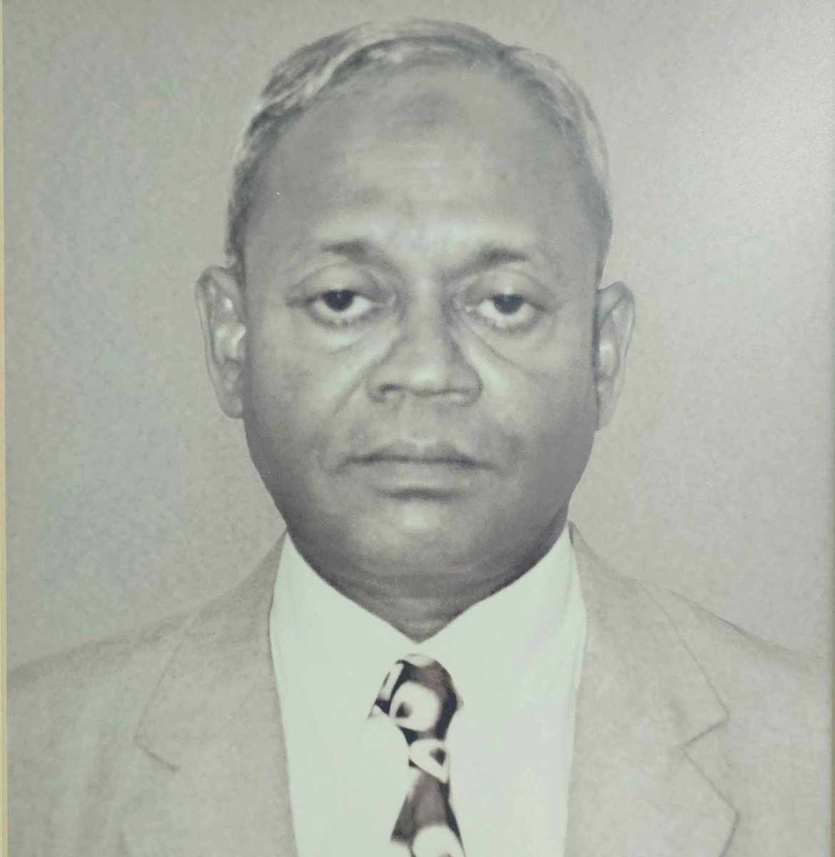 alaadidii's tweet photo. މިއަދު ދުނިޔެ ދޫކުރެއްވި ދިގަލަގެދަރު ފާރޫޤަކީ ތަފާތު އެތައް ގޮތަކުން ފާހަގަ ކުރެވޭ ހަރުދަނާ ޝަޚުސިއްޔަތެކެވެ.

އޭނާވަނީ ފުވައްމުލަކު އަތޮޅުވެރިކަމާ އަދި އެނޫންވެސް މަތީ މަޤާމުތައް އަދާކުރައްވާފަ.

ތަފާތު ޢިލްމީ ގިނަ ލިޔުންތަކެއްވެސް ޝާއިޢުކުރެއްވި ވަރަށް ބޮޑު ޚިދުމަތްތެރިއެކެވެ https://t.co/IScqRcM0Z1