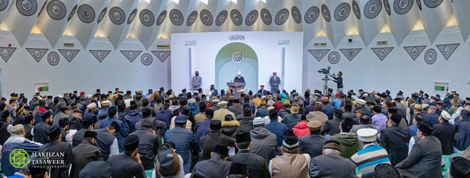 alfazlintl's tweet photo. حضرت خلیفۃ المسیح الخامس ایدہ اللہ نےفرمایا

حضرت عائشہؓ نےفرمایاہےکہ نبیﷺ گھر کے کام کاج میں گھر والوں کی مددکیاکرتےتھےاورجب نمازکاوقت ہوتا تو آپؐ نماز کےلیے تشریف لےجاتے

اس میں اُن مردوں کےلیےبھی ہدایت ہےجوگھر کےکام کاج سےبالکل انکاری ہوجاتےہیں اور پھر بیویوں کوشکایت پیداہوتی ہے

خلاصہ خطبہ جمعہ ۱۵؍مئی ۲۰۲۶ء 👇
https://t.co/831uc50Mmk