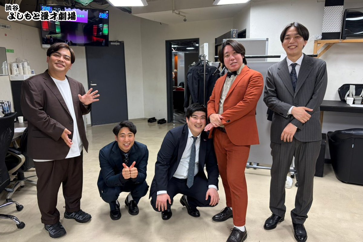 shibuya_mngk's tweet photo. ＼✨ご来場・ご視聴ありがとうございました✨／

『例えば金魚』

田上さんの新しい衣装に興味津々の金魚番長、次回の例えば金魚で最近買った4着のスーツを全部着るとのことだが果たして…？

コーナーでは今回も渋谷の人へのアンケート実施！
いかつい見た目の方が選んだ添い寝してみたい1位は誰か…ぜひ配信でご覧ください👀
📹https://t.co/21v4kfb8Qf

感想は #例えば金魚 でお待ちしております✉️