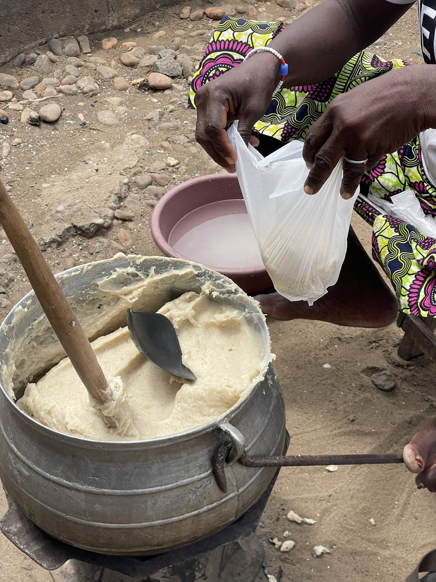 anas_seko229's tweet photo. Certaines populations en Afrique consomment des aliments chauds en contact avec du plastique, sans en mesurer les dangers. ⚠️ 

Ici, au Bénin 🇧🇯, le gouvernement doit réglementer le secteur.

© Anas Seko | Photographie mobile

#ArtistAlly #PlasticPollutes https://t.co/YZBCPOX4OW