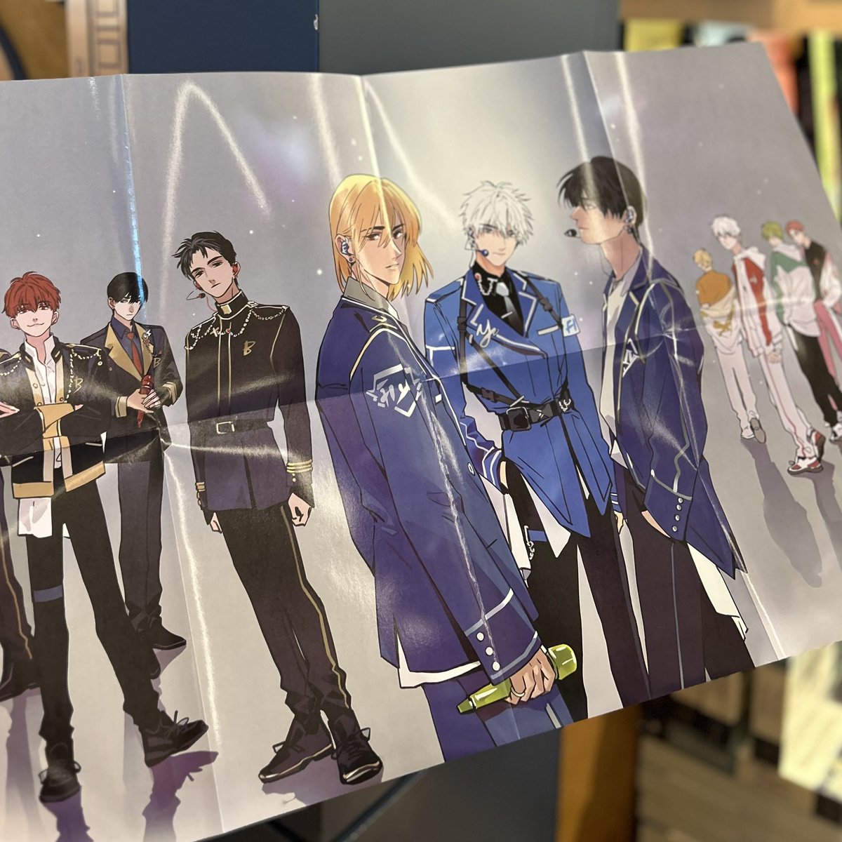 Kinocbth's tweet photo. 头条都是他 #TopNewsKing
Art book ที่รวบรวมภาพวาด 3 หนุ่มหล่อกับการเดินทางสู่เส้นทางแห่งดวงดาวของเหล่า TOP STAR บอยแบนด์ชื่อดัง 🎤🎧🎼🎹✨

ฉบับภาษาจีนตัวย่อ จำหน่ายที่คิโนะคูนิยะสาขาสยามพารากอนครับ
(ISBN 9787571229498/Price 883 THB) https://t.co/2ePEXwg8H6