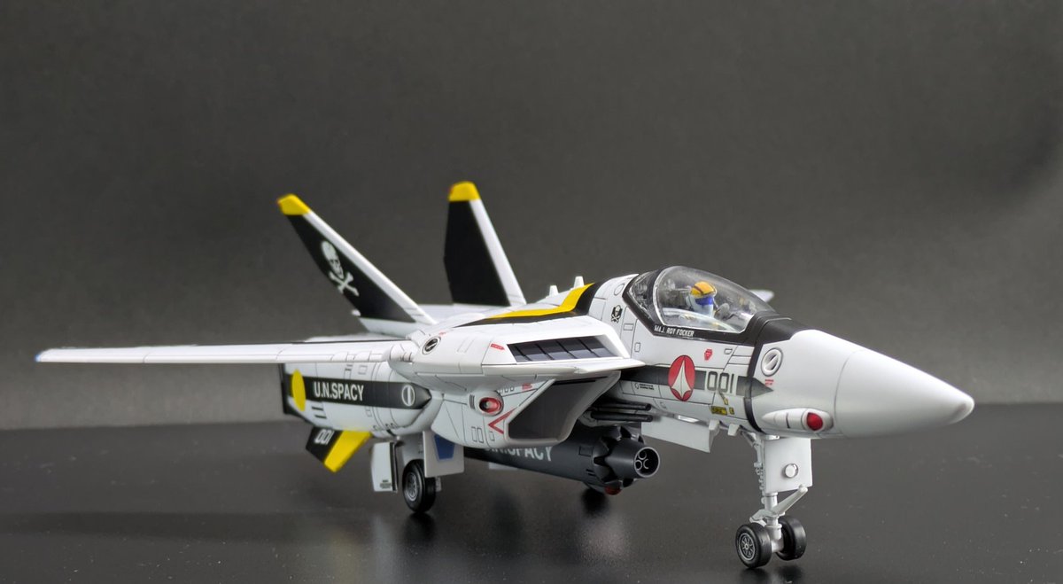 IS_MABO_39's tweet photo. PLAMAX VF-1Sファイターバルキリー（ロイ・フォッカー機）完成！
成型色を活かしてフィニッシュです。塗装は最小限に抑えて付属のデカールとシールで仕上げました。製作期間は約2週間。作りやすい新時代のマクロスキットですよ♪
#PLAMAX  ＃マクロスモデラーズ https://t.co/F9XfzUuP8W