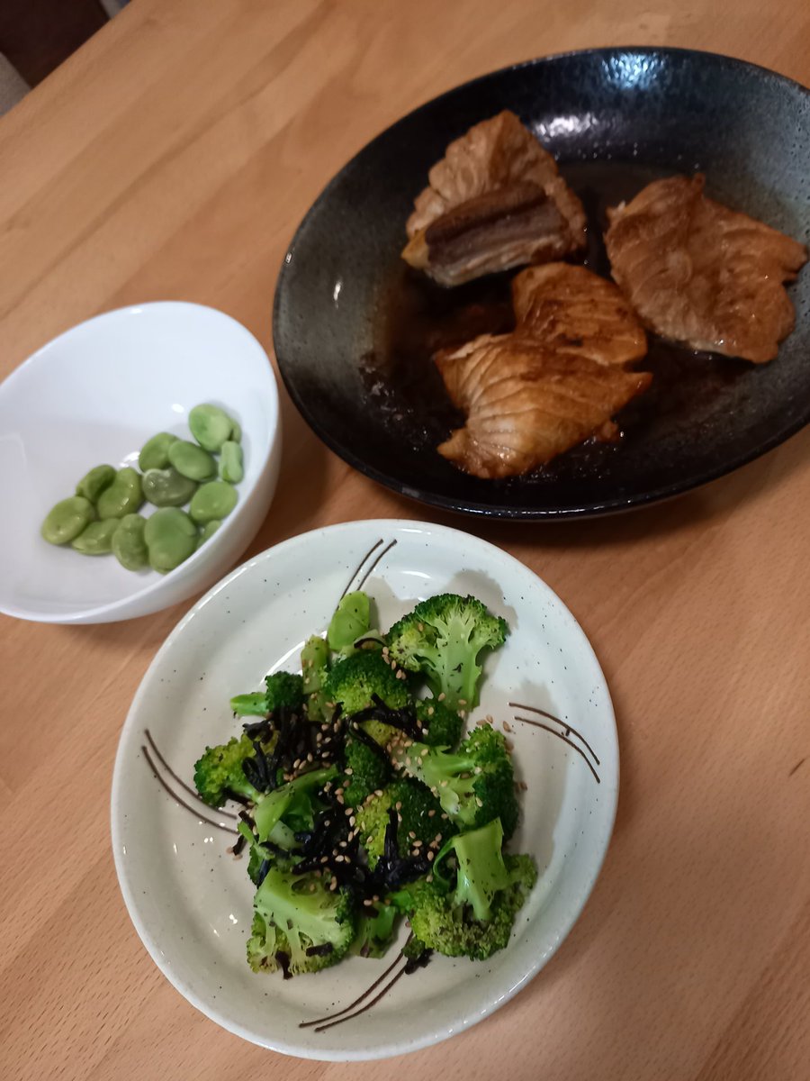 savnorth's tweet photo. 夕方から少しだけガーデンいじり
これからの夏に来るので、花種は夏花の入荷待ち

トレニアとペチュニア、ポーチェラカは定番

お洒落で外に置く葉物探し中

にゃんは心地よく寝ていて平和だ

今夜は
マグロしょうが焼き
ブロッコリーの塩昆布ゆかり和え→これオススメ
頂き物のソラマメ

#花 #ごはん https://t.co/KScbojPnLQ