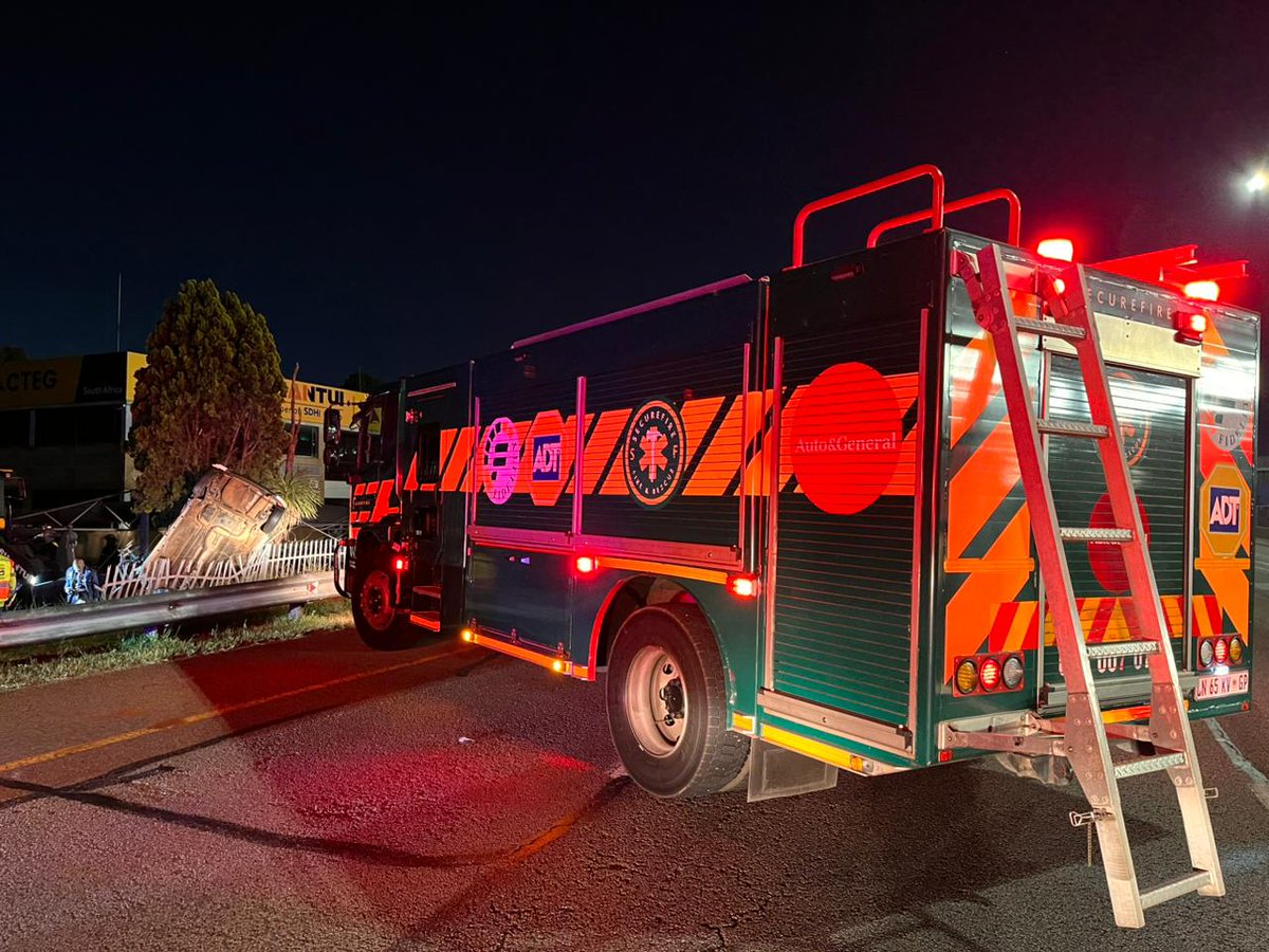 _ArriveAlive's tweet photo. Motor vehicle accident in Kempton Park alongside the local municipal fire services

https://t.co/rndNvUxW39

#ArriveAlive #RolloverCrash @Fidelity_Secure https://t.co/G7oGaqVbTT