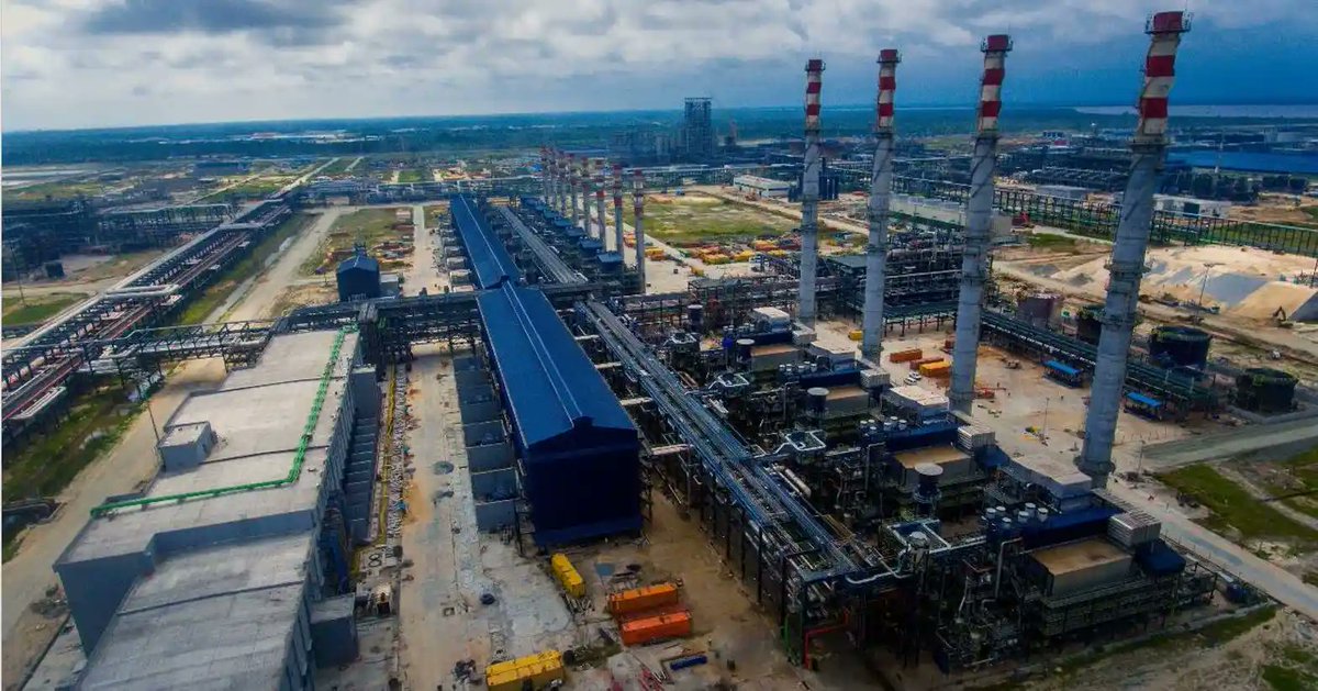 serrarigroup's tweet photo. Dangote Petroleum Refinery has filed a fresh lawsuit against Nigeria’s attorney general seeking to overturn fuel import licences issued to petroleum marketers and the state-owned Nigerian National Petroleum Company Limited (NNPC). 

https://t.co/F7sYpeJtfJ https://t.co/edO5v1G5SG