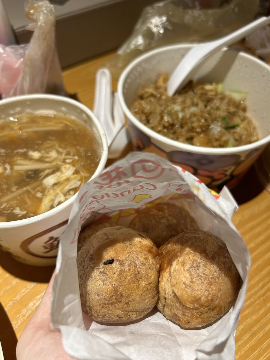 __Renaly__'s tweet photo. 昨日の学びから今日はマスクして夜市に挑みましたが、またしても強烈な臭豆腐に敗北してホテルでご飯🙂‍↕️

おまけにご飯も癖強い味付けすぎて負けた😞 https://t.co/pRpoKjAACO