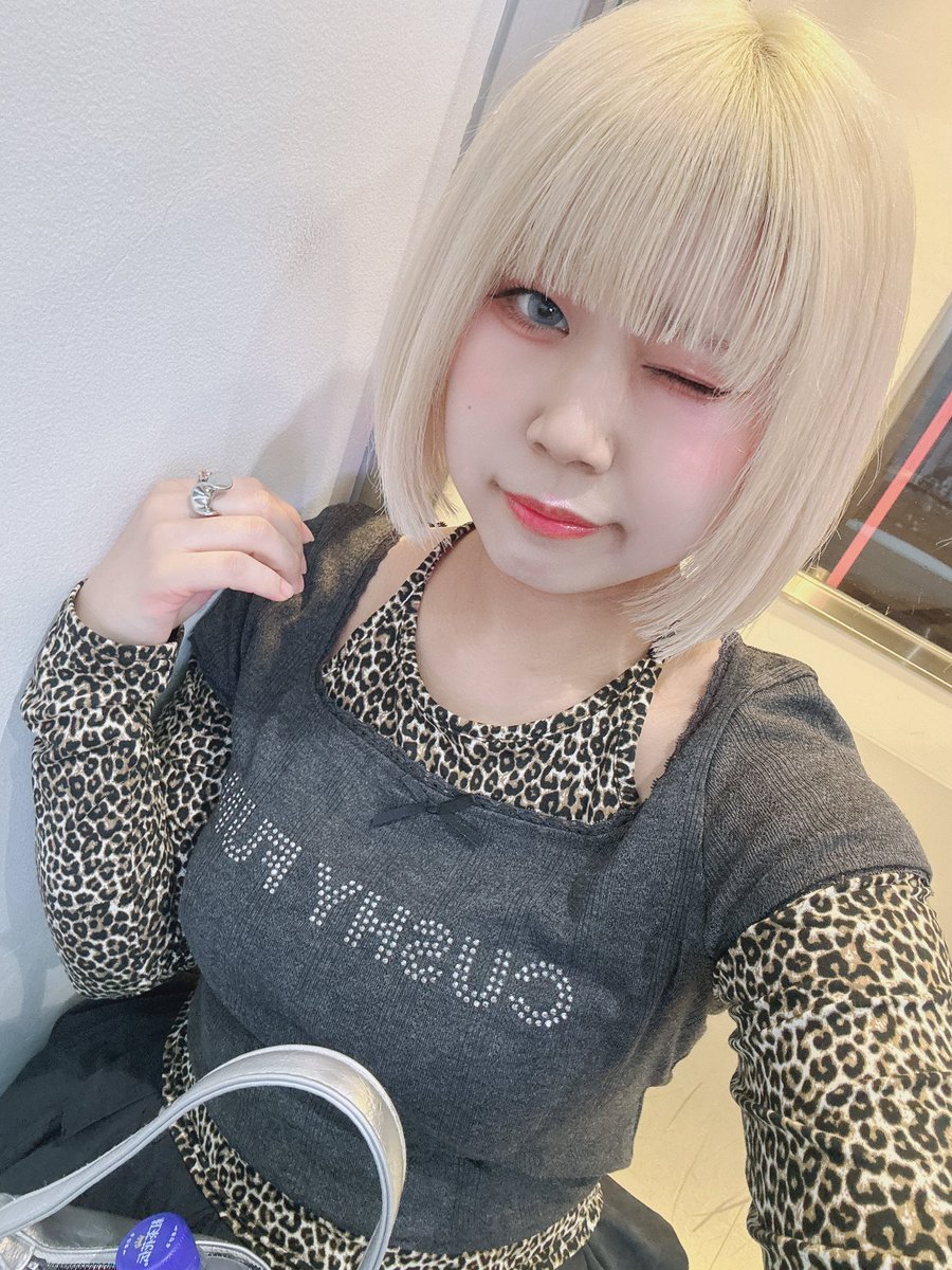 yu_ka2Y's tweet photo. 相変わらず金髪です🤍
ギャルに憧れてこんなお洋服着てみました
どうですか？似合いますか？ https://t.co/6q5CZqIyhJ