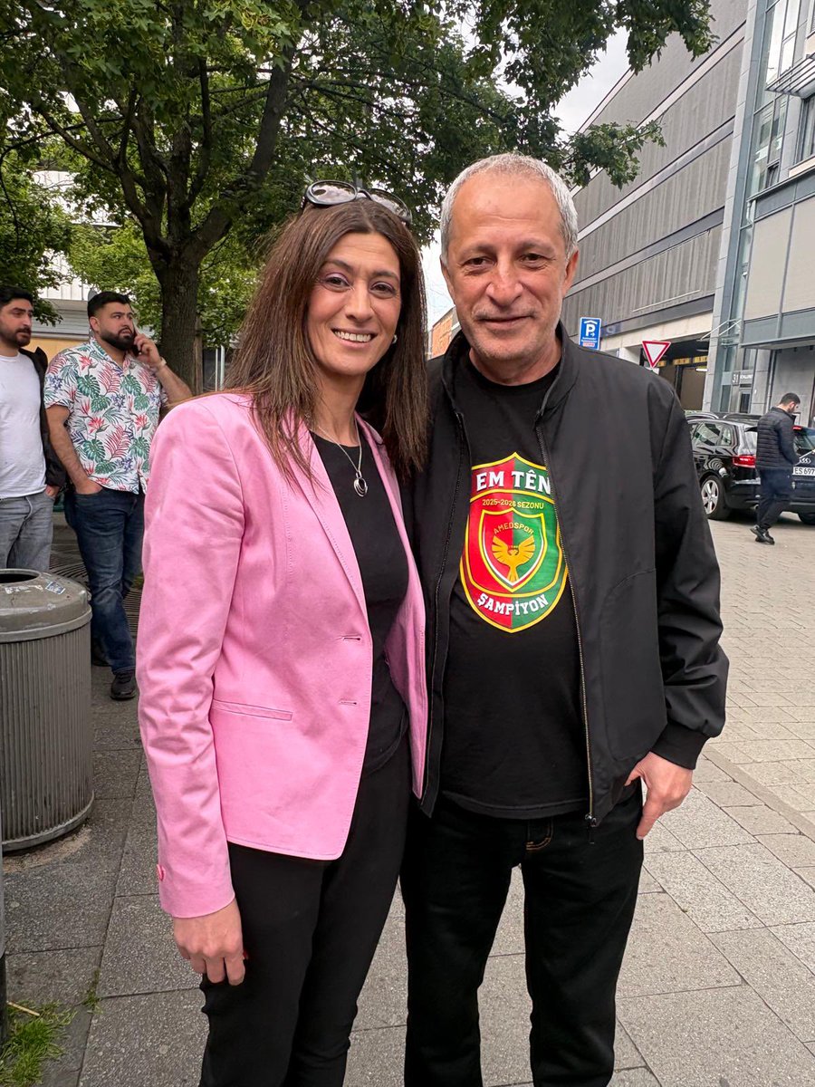 LeylanUca's tweet photo. Im Rahmen der Eröffnung des Amedspor Stores in Hannover hatte ich die Gelegenheit, mich mit dem Vorsitzenden von Amedspor, @av_nahiteren und dem Vorsitzenden des Beratungsrats @KilavuzMetin, auszutauschen.

Amedspor ist nicht nur ein Verein oder eine Fußballmannschaft auf dem Spielfeld. Für die Kurdinnen und Kurden verkörpert Amedspor Identität, Zusammenhalt, Hoffnung und kulturelle Repräsentation.
Amedspor verbindet Menschen, schafft Sichtbarkeit und steht symbolisch für Stolz, Solidarität und Gemeinschaft.

Ich wünsche @amedskofficial weiterhin viel Glück, großen Erfolg und einen schnellen weiteren Aufstieg.

#Amed #Amedspor #Kurden #Hannover #amedsporsüperligde #amedsporşampiyon #Gemeinschaft #Zusammenhalt