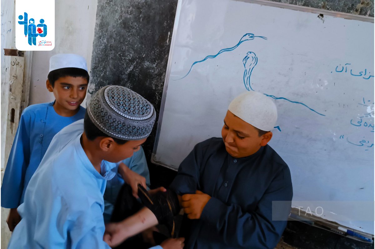 Teach4AFG's tweet photo. Training to save lives.

TAO Fellow Mr. Farshid Sharifi recently led a first aid session on “Initial Response to Snakebite” for students in Jabal-us-Siraj District.
Learn more about TAO's work: https://t.co/eXxXrNDeqM https://t.co/2tYJZkTLdT
