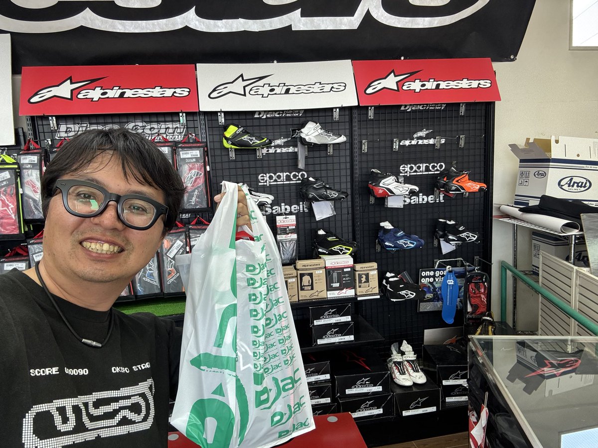 yossykato55's tweet photo. 久しぶりにサーキットにいない日を過ごしました。笑

そんな今日は新東名の浜松SAで朝を迎えた後、東京に戻ってきて洗車と給油して帰宅🤣
その後は八王子のDjacさんへブツの引き取りへ……📦

中身の一部は明日公開!? https://t.co/vDtsigxUWK